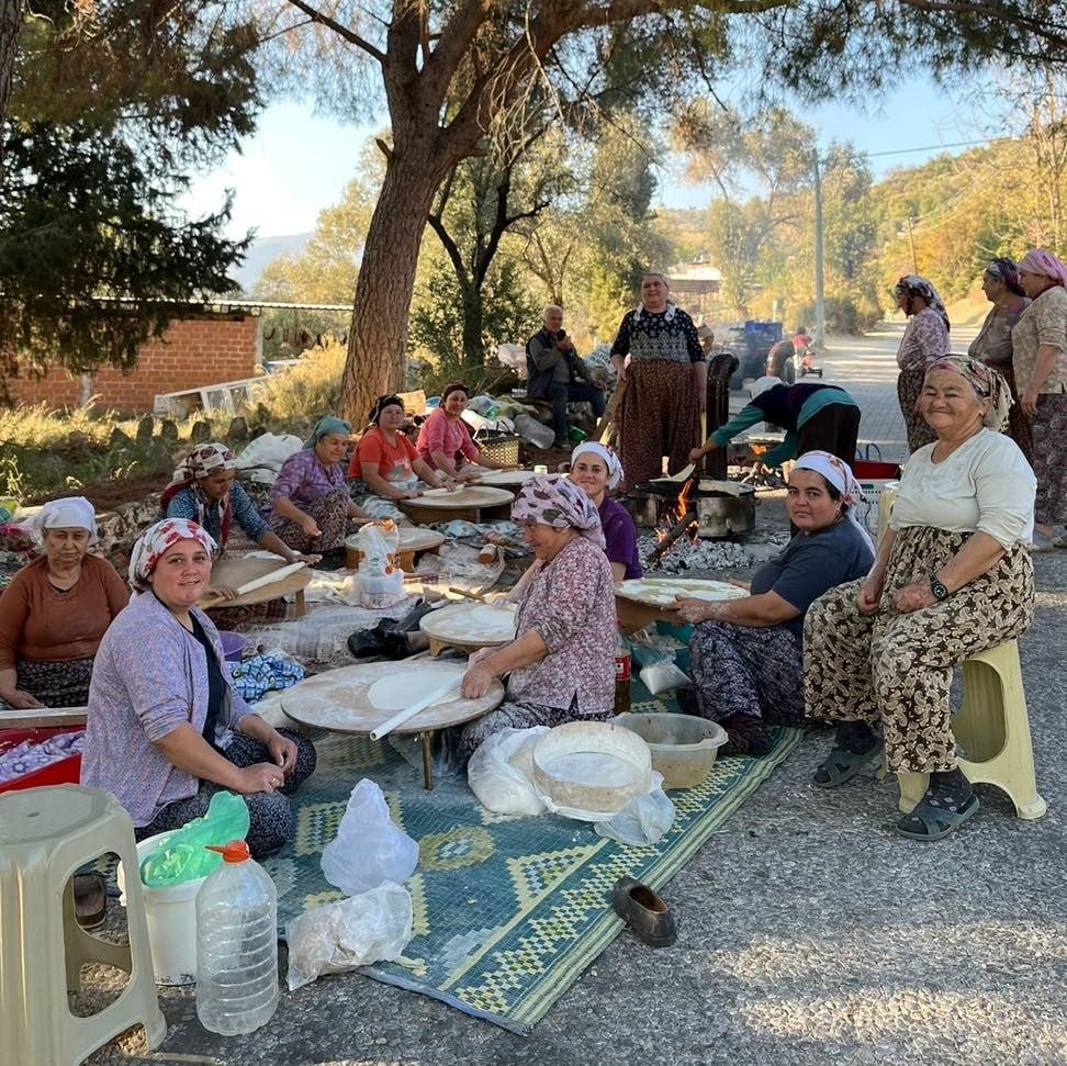 Yağmur yağması için ekmek pişirip dağıttılar