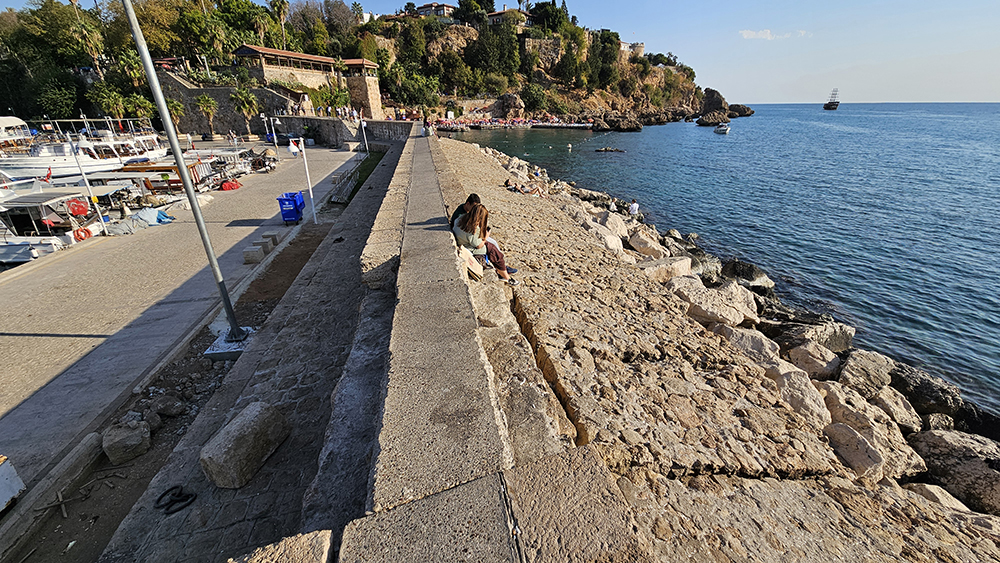 antalya-tarihi-kaleici-yat-limani-15-derece-egildi-her-gun-binlerce-turist-geciyor-yenicag-10.jpg