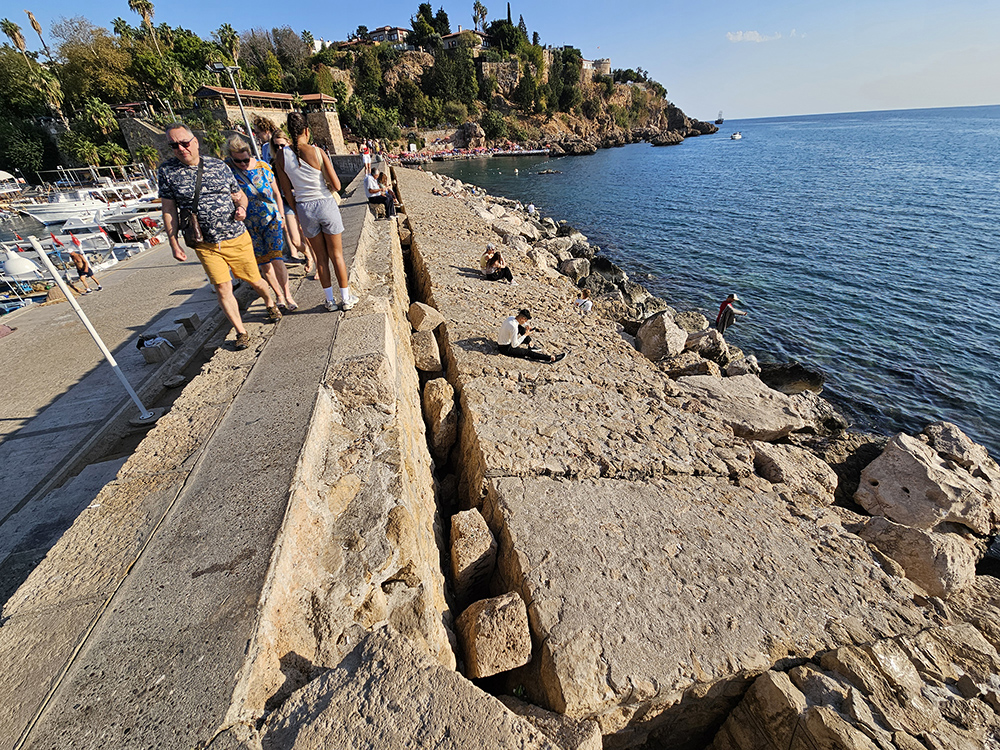 antalya-tarihi-kaleici-yat-limani-15-derece-egildi-her-gun-binlerce-turist-geciyor-yenicag-4.jpg