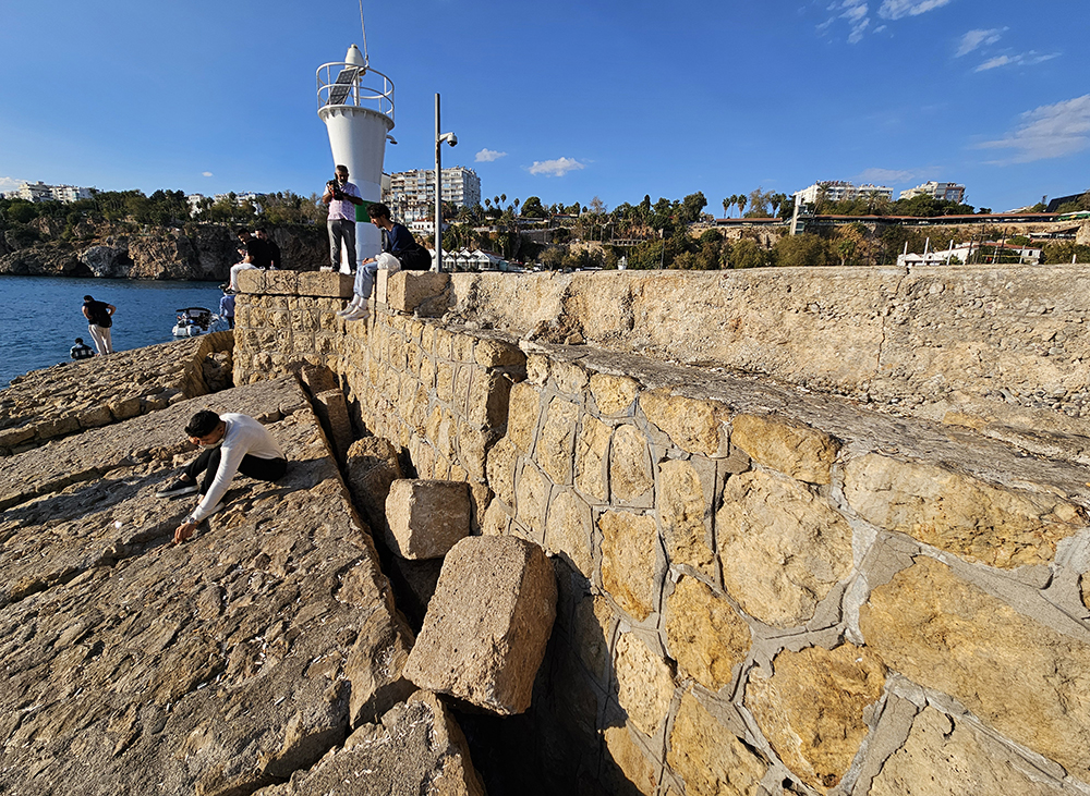 antalya-tarihi-kaleici-yat-limani-15-derece-egildi-her-gun-binlerce-turist-geciyor-yenicag-6.jpg