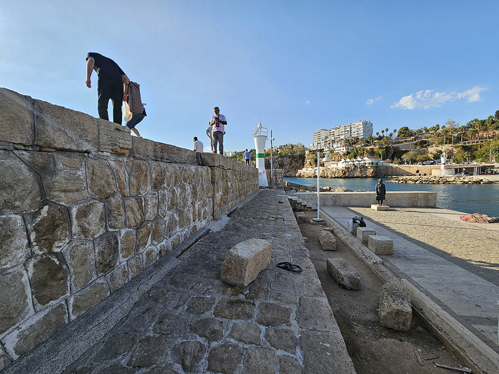 antalya-tarihi-kaleici-yat-limani-15-derece-egildi-her-gun-binlerce-turist-geciyor-yenicag-7-001.jpg