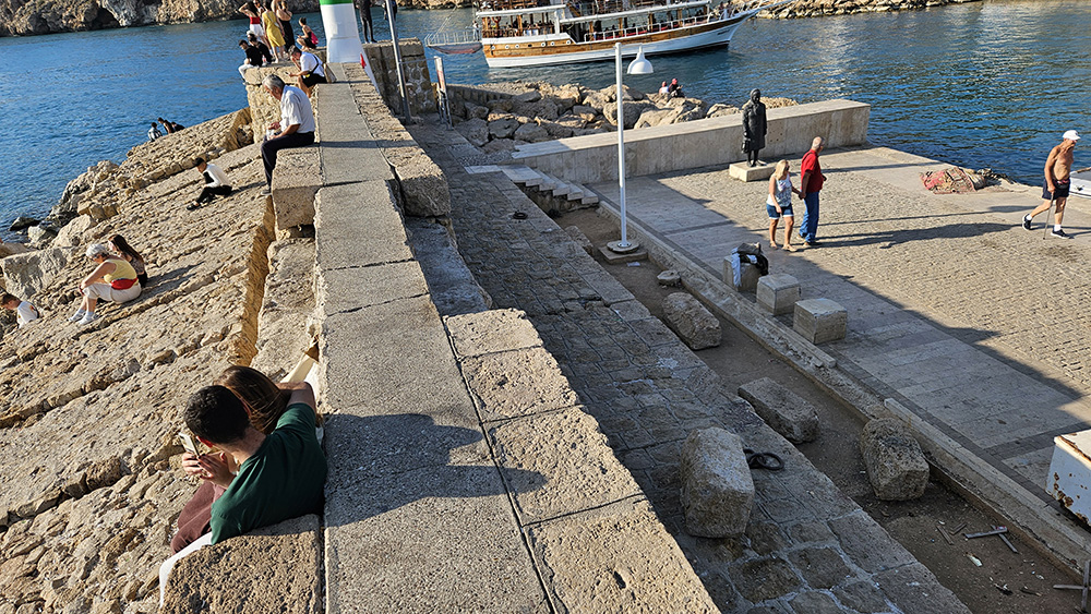 antalya-tarihi-kaleici-yat-limani-15-derece-egildi-her-gun-binlerce-turist-geciyor-yenicag-9-001.jpg