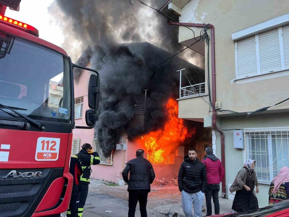 Baba ve oğlu yanmaktan son anda kurtuldular