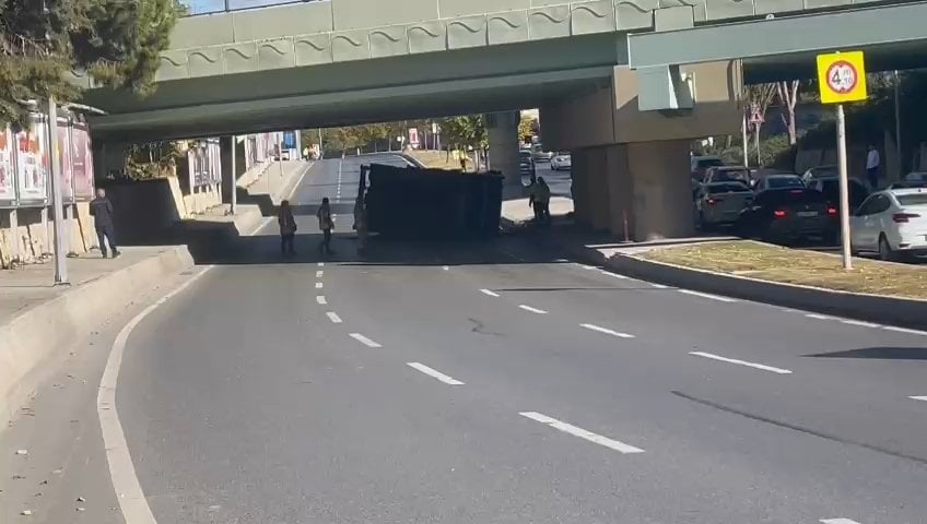 Bakıköy'de sabıkalı üst geçitte yine kaza: İSKİ'ye ait vinç çarparak devrildi