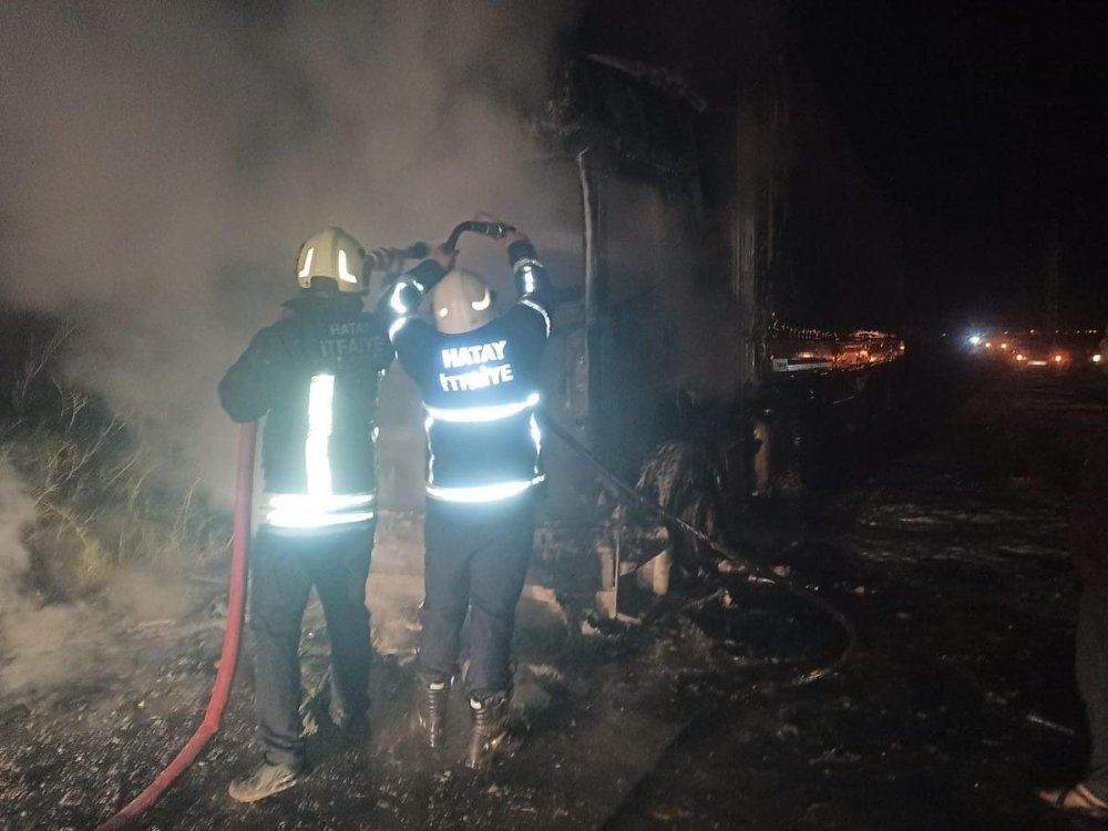 Hatay’da park halindeki tır alevler içinde yandı