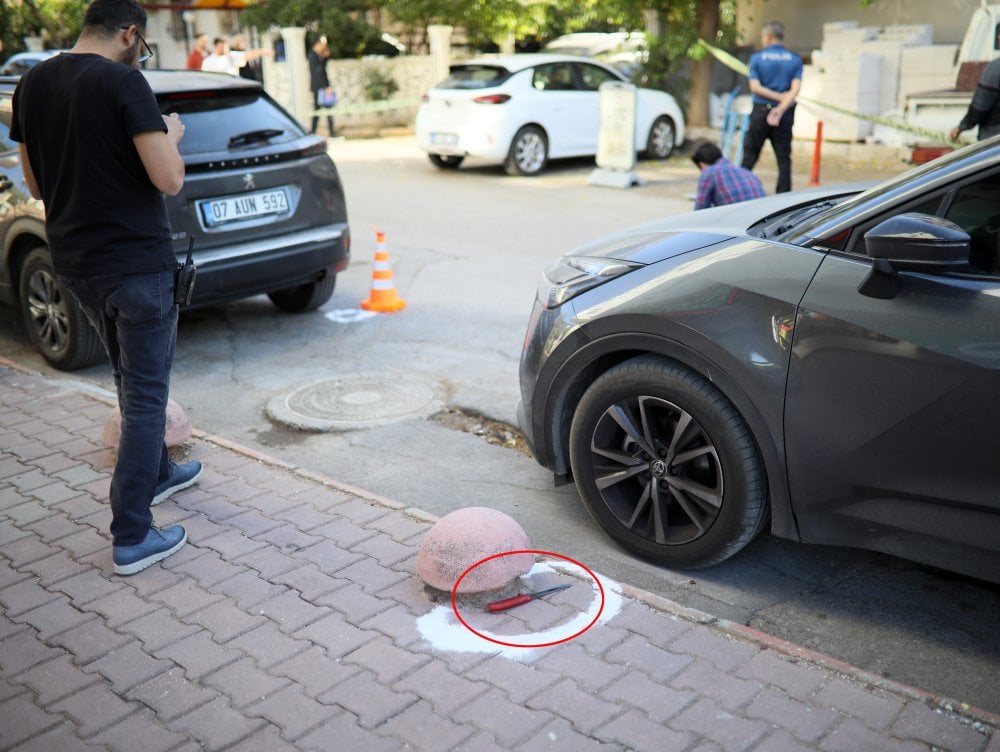 Kavgayı ayırmak isterken ayağından vuruldu