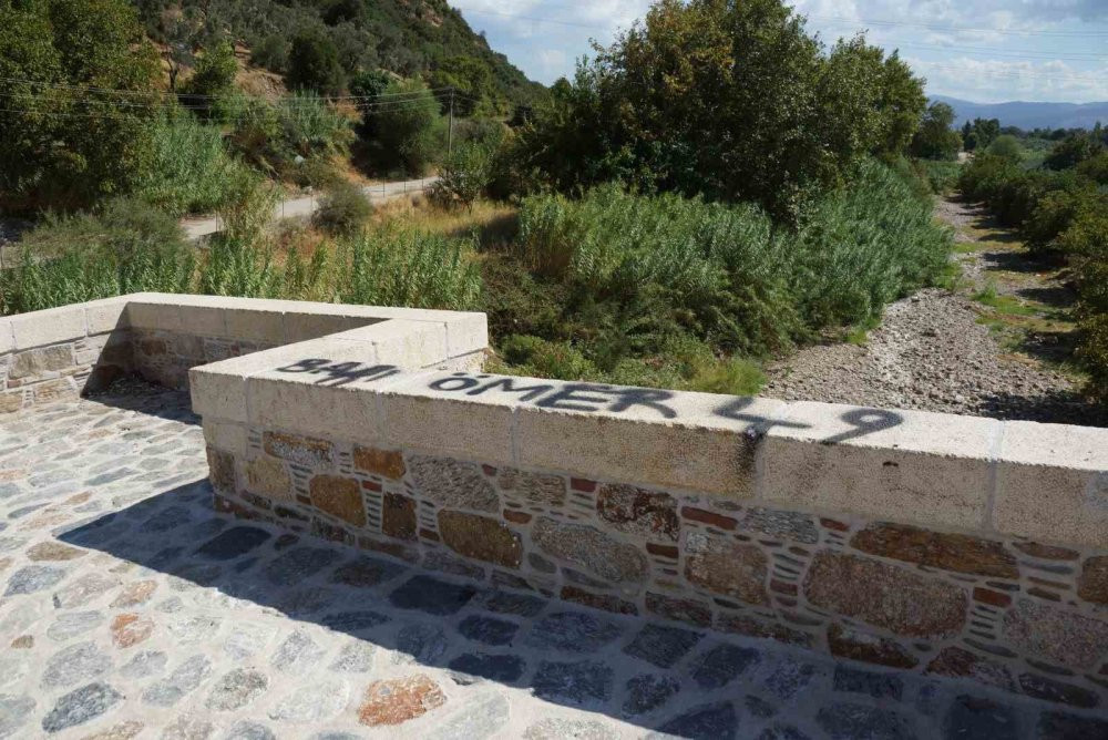 Tarihi köprü Vandalların hedefi oldu