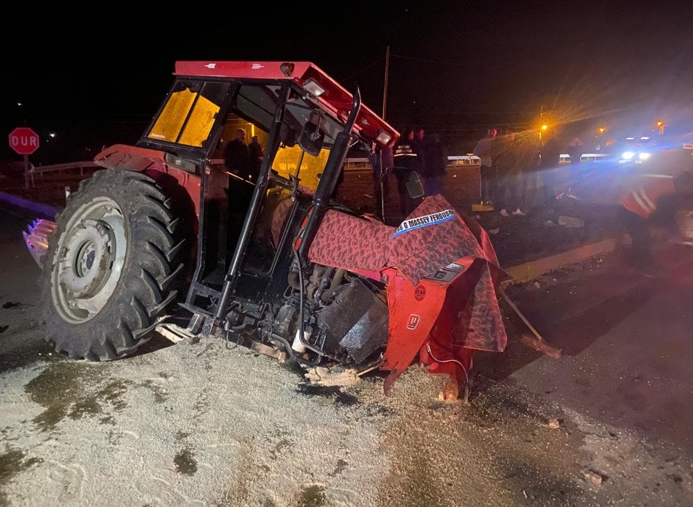 Tokat'ta otomobil traktöre çarptı: 5 yaralı