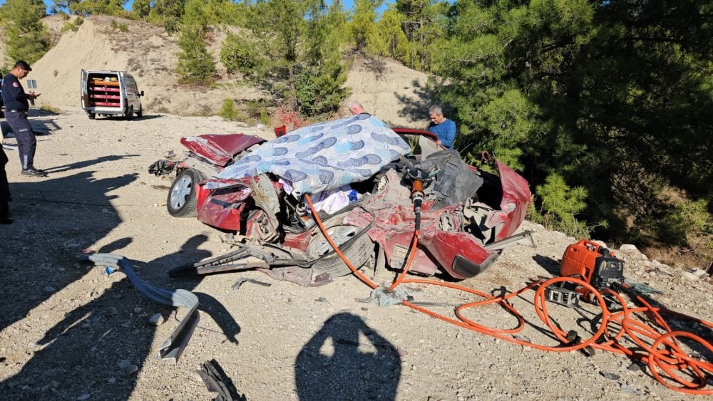 Burdur Bucak'ta TIR ile 3 otomobil zincirleme kazaya yaptı! Ölüler ve yaralılar var