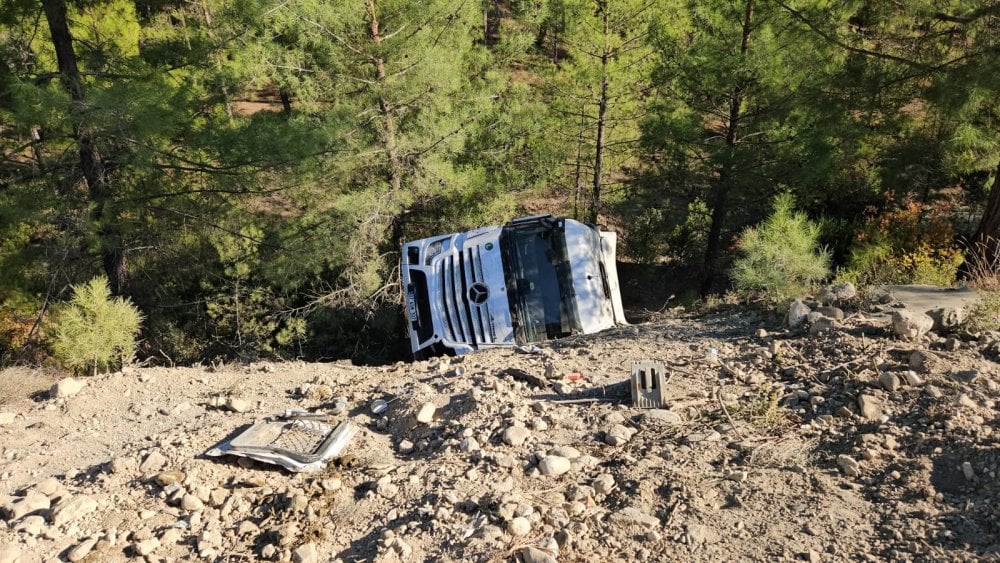 Burdur Bucak'ta TIR ile 3 otomobil zincirleme kazaya yaptı! Ölüler ve yaralılar var