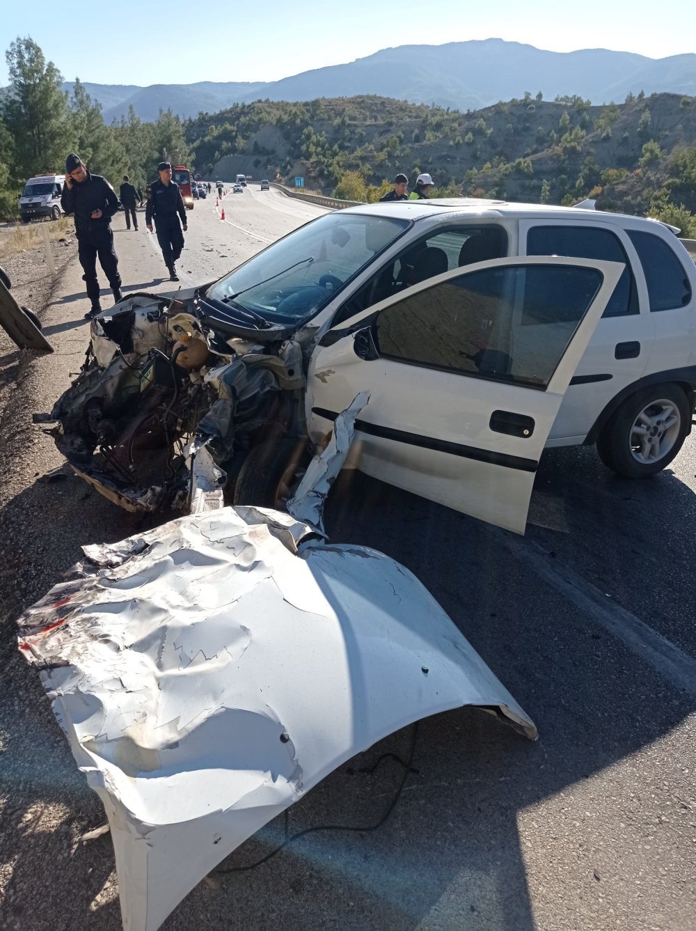 Burdur Bucak'ta TIR ile 3 otomobil zincirleme kazaya yaptı! Ölüler ve yaralılar var