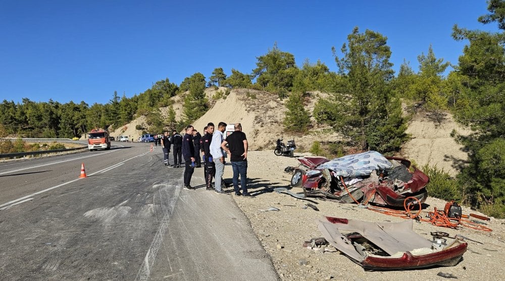 Burdur Bucak'ta TIR ile 3 otomobil zincirleme kazaya yaptı! Ölüler ve yaralılar var