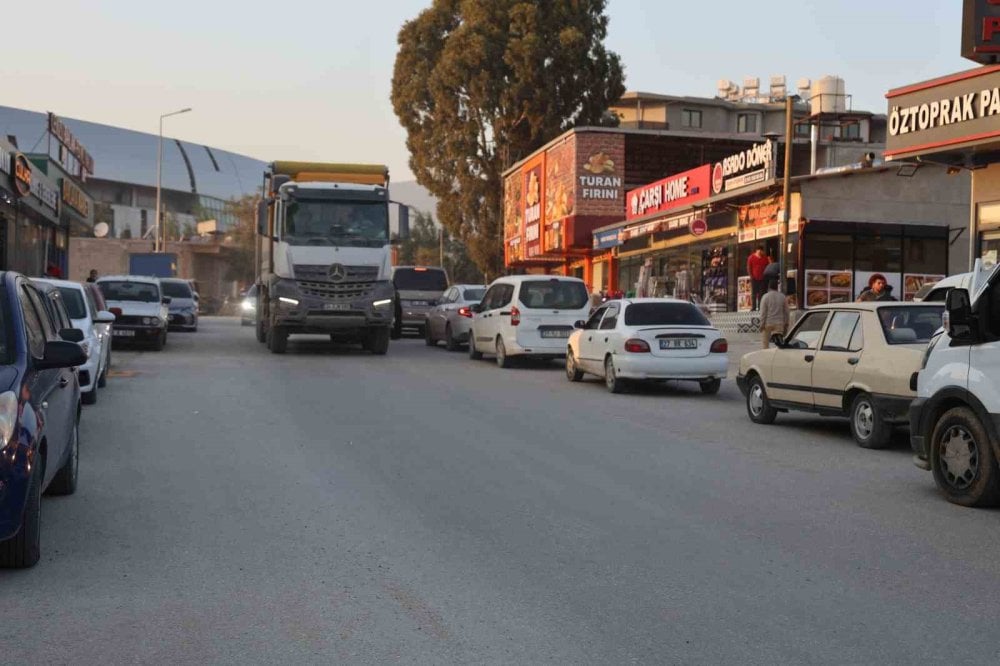 Hatay'da kamyonun altında kaldı yürüyerek çıktı