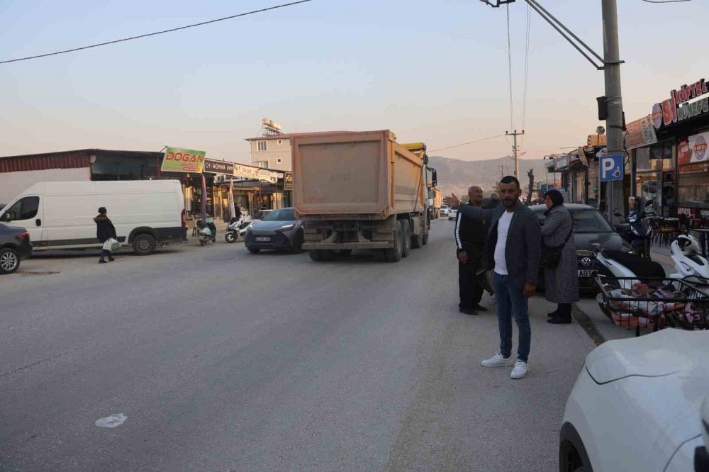 Hatay'da kamyonun altında kaldı yürüyerek çıktı