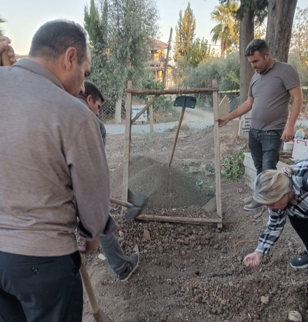 Mezarlıktan bin 100 adet gümüş sikke çıktı