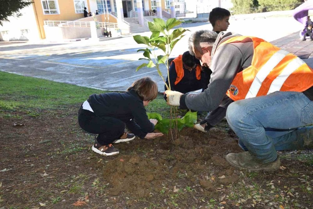 Samsun'da minik öğrenciler Atatürk’ü fidan dikerek andı