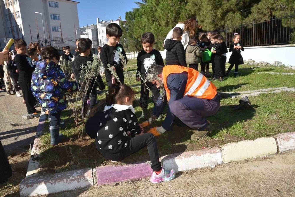 Samsun'da minik öğrenciler Atatürk’ü fidan dikerek andı