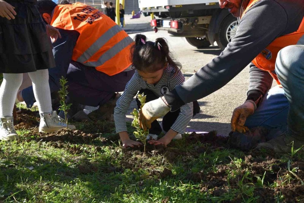 Samsun'da minik öğrenciler Atatürk’ü fidan dikerek andı