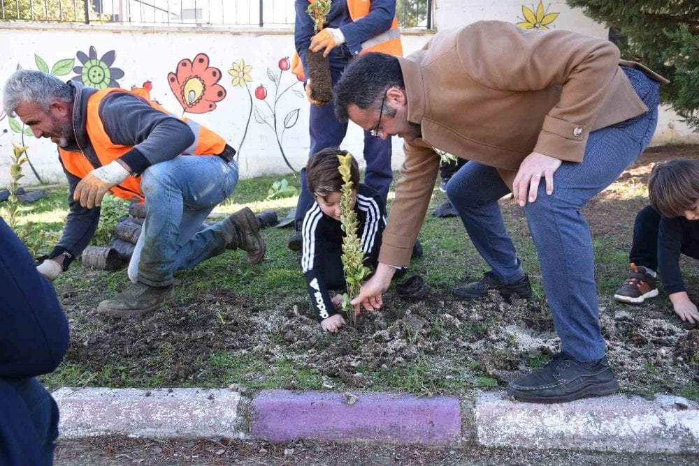 Samsun'da minik öğrenciler Atatürk’ü fidan dikerek andı