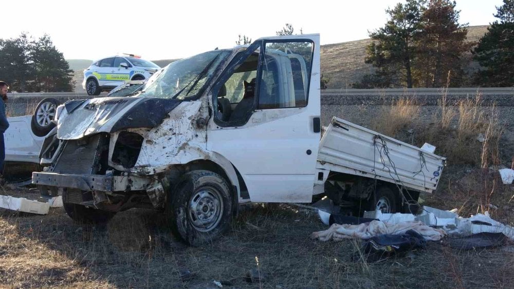 Balık yüklü kamyonet kaza yapınca otoyol balık haline döndü