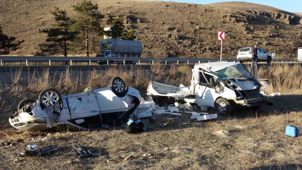 Balık yüklü kamyonet kaza yapınca otoyol balık haline döndü