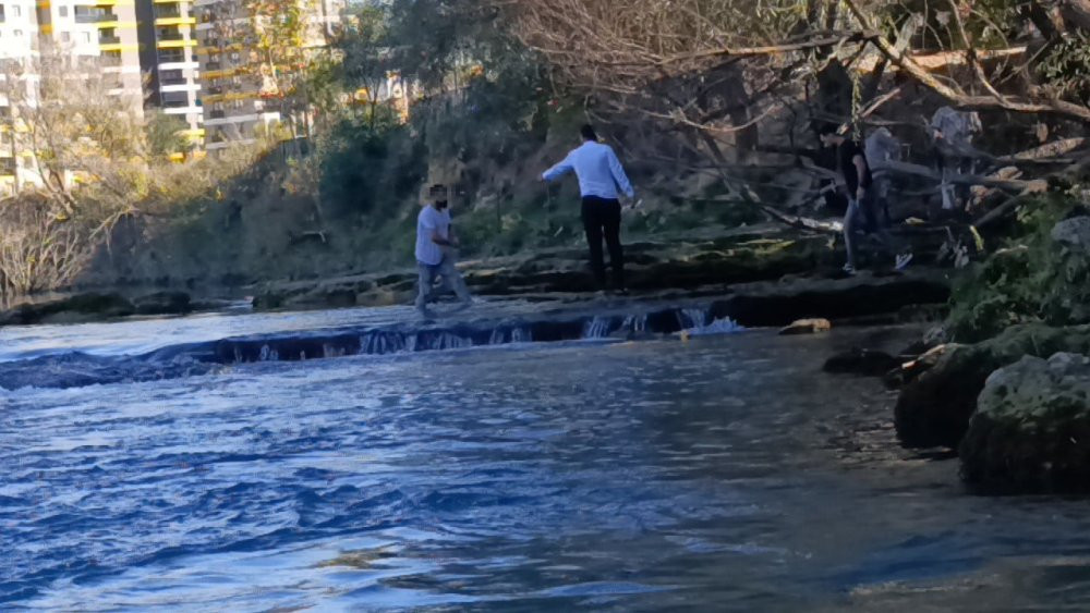 Beline kadar gelen buz gibi suya girip 45 dakika polise dert anlattı