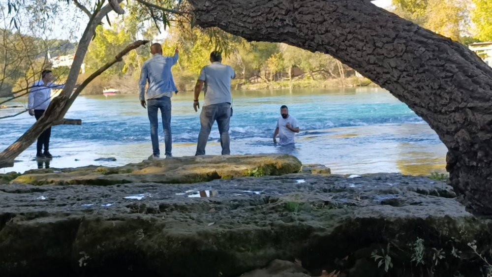 Beline kadar gelen buz gibi suya girip 45 dakika polise dert anlattı