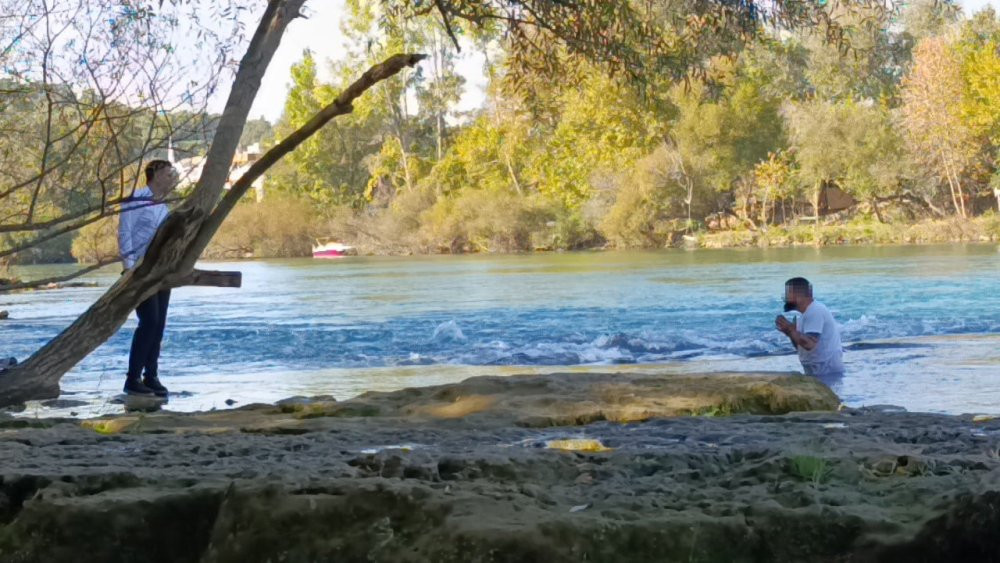 Beline kadar gelen buz gibi suya girip 45 dakika polise dert anlattı