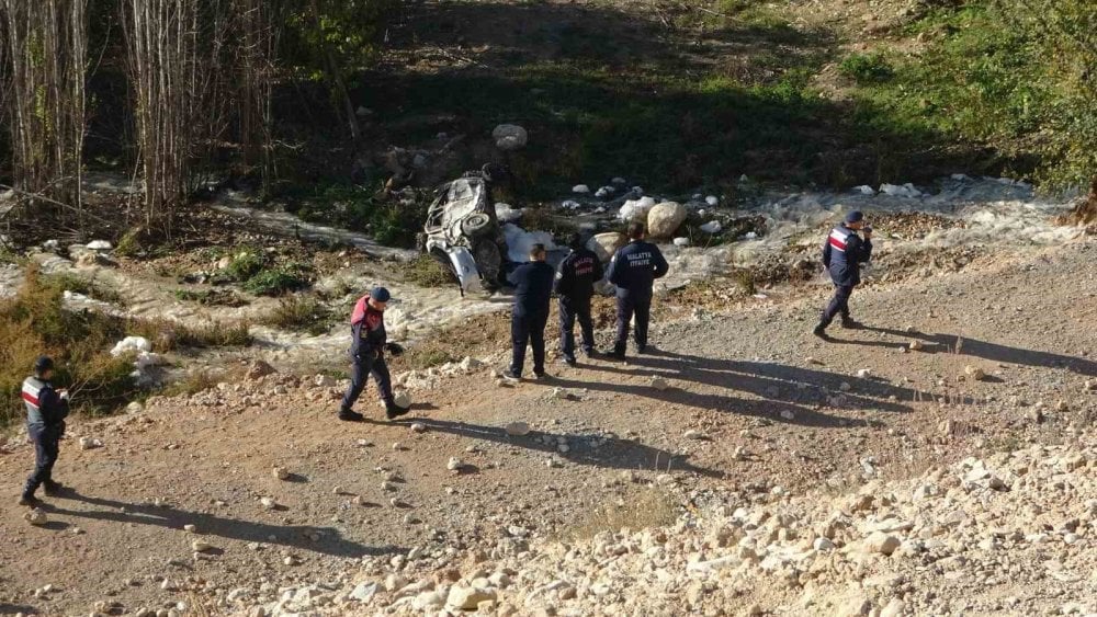 Trafiğe kapalı yola girdi: Dere yatağına uçtu