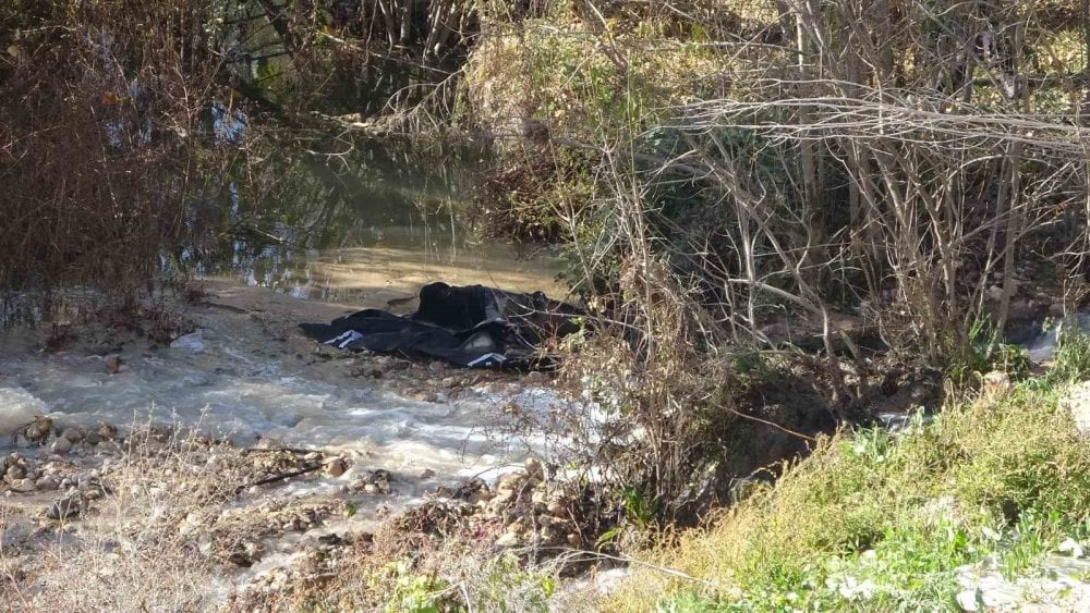 Trafiğe kapalı yola girdi: Dere yatağına uçtu