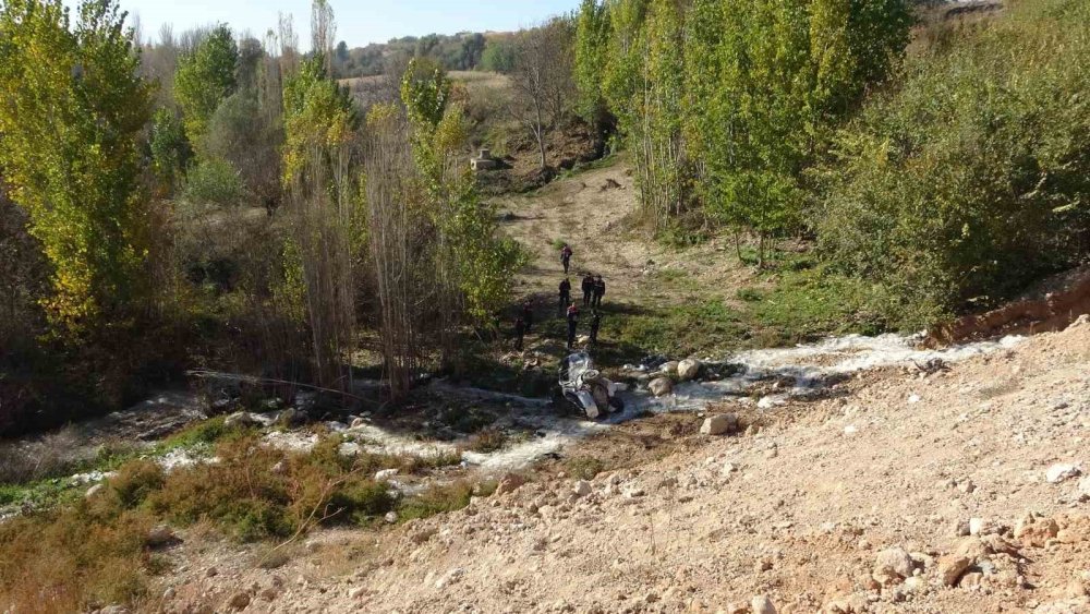 Trafiğe kapalı yola girdi: Dere yatağına uçtu