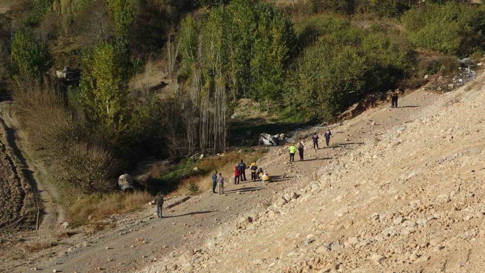 Trafiğe kapalı yola girdi: Dere yatağına uçtu