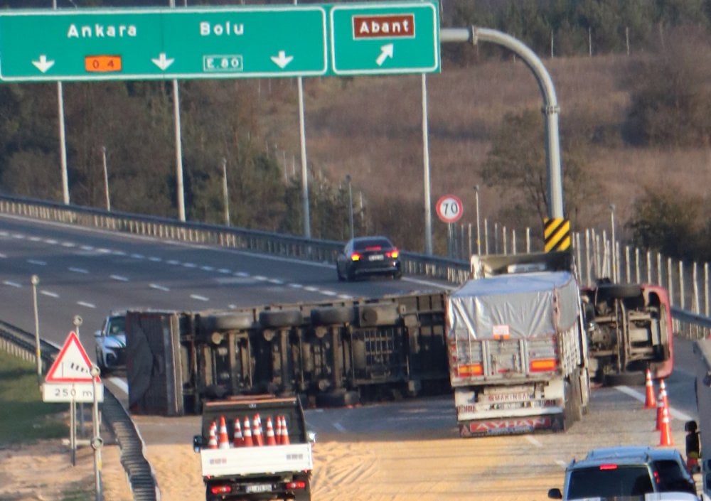 Anadolu Otoyolu'nda TIR devrildi; Ankara yönü ulaşıma kapandı