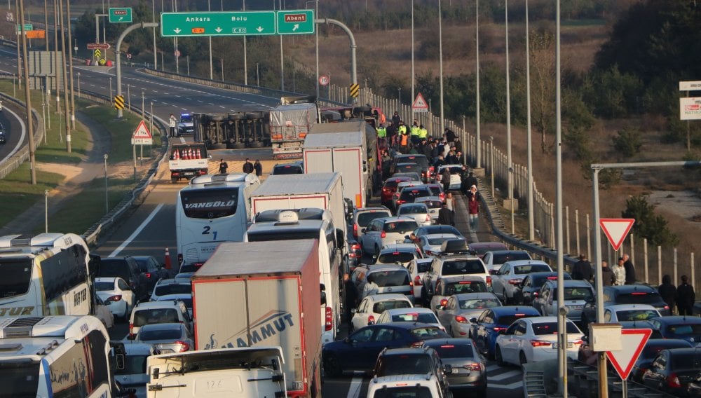 Anadolu Otoyolu'nda TIR devrildi; Ankara yönü ulaşıma kapandı