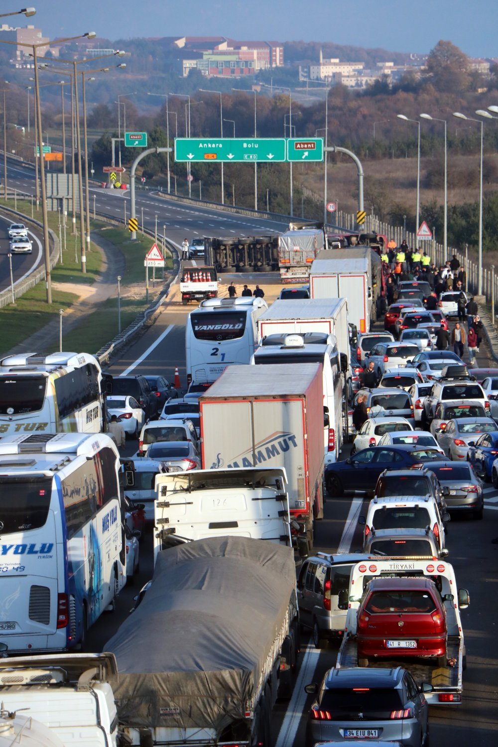 Anadolu Otoyolu'nda TIR devrildi; Ankara yönü ulaşıma kapandı