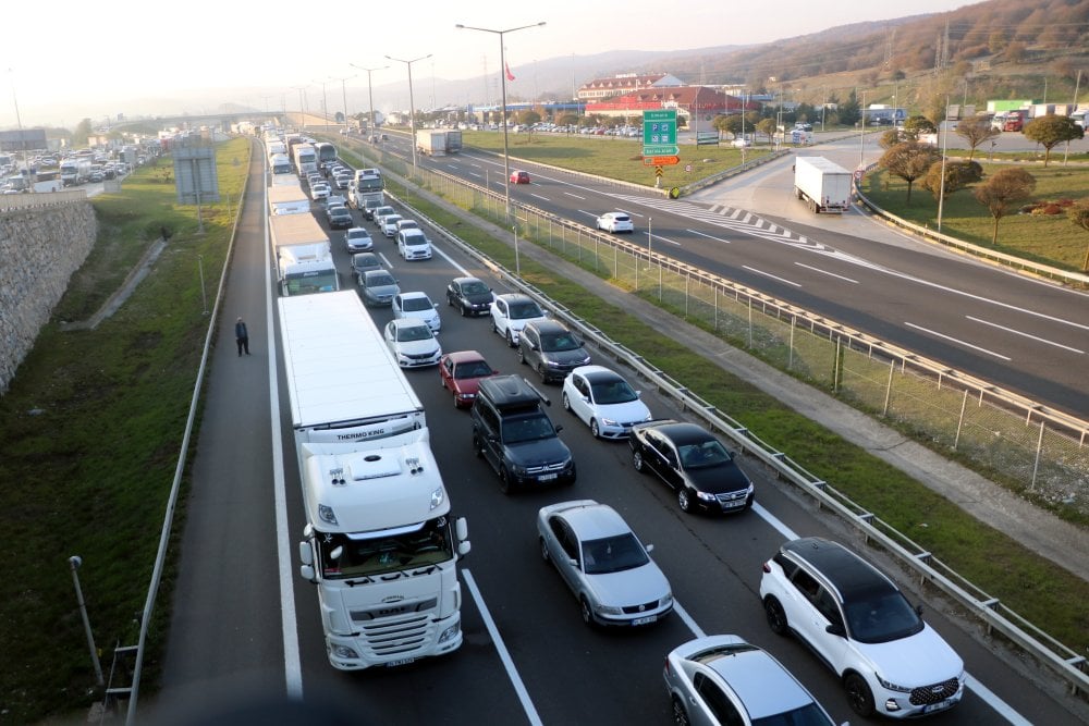 Anadolu Otoyolu'nda TIR devrildi; Ankara yönü ulaşıma kapandı