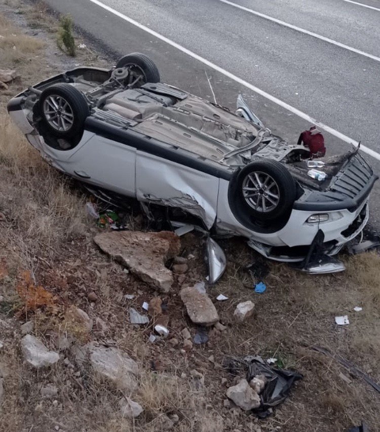 Antalya’da otomobil yoldan çıkıp ters döndü: Aynı aileden 4 yaralı