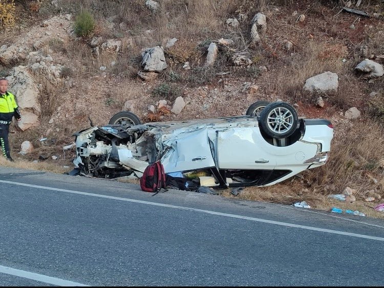 Antalya’da otomobil yoldan çıkıp ters döndü: Aynı aileden 4 yaralı