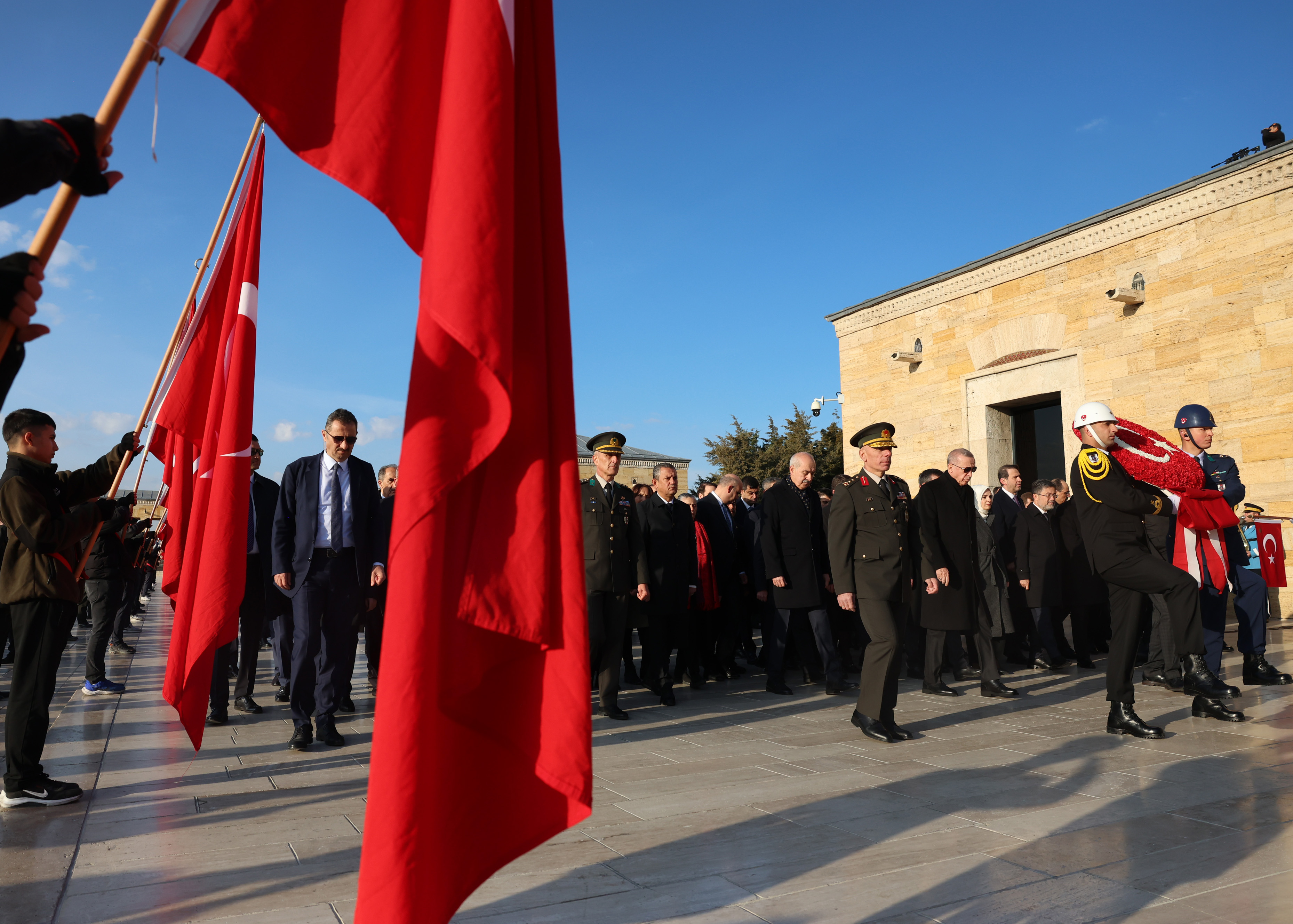 buyuk-onder-ataturku-aniyoruz-devlet-erkani-anitkabirde-atanin-huzurunda-yenicag-2.jpg