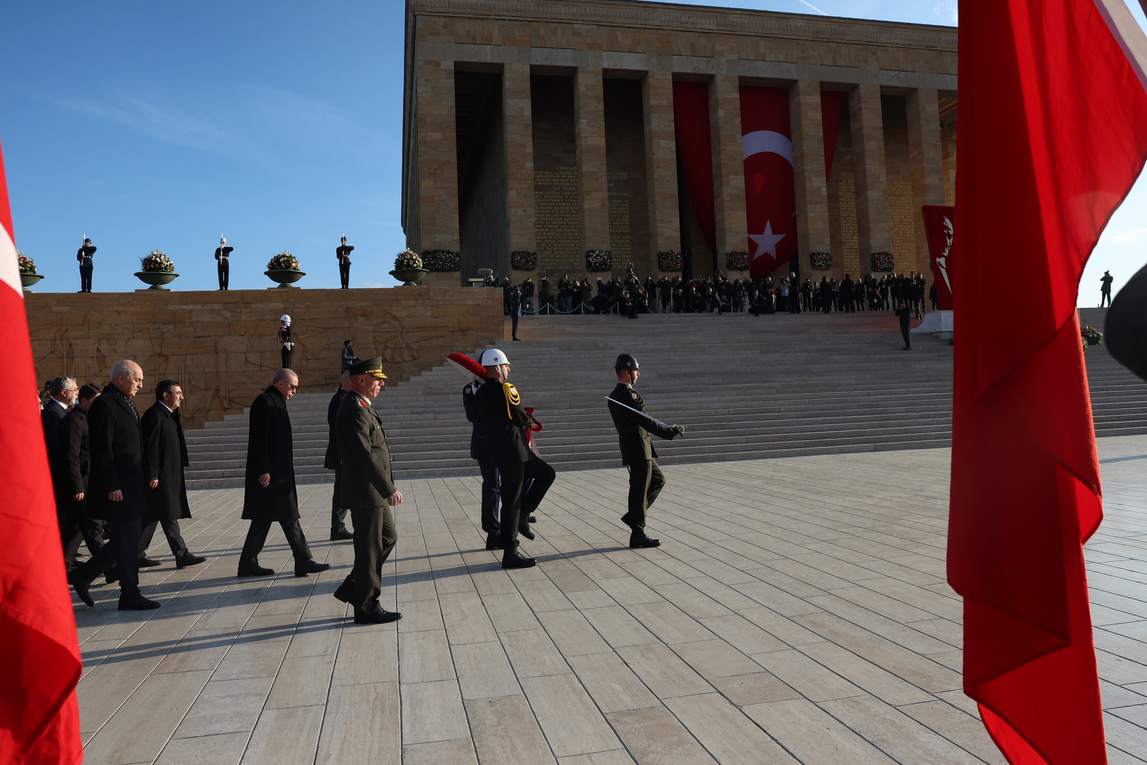 buyuk-onder-ataturku-aniyoruz-devlet-erkani-anitkabirde-atanin-huzurunda-yenicag-3.jpg