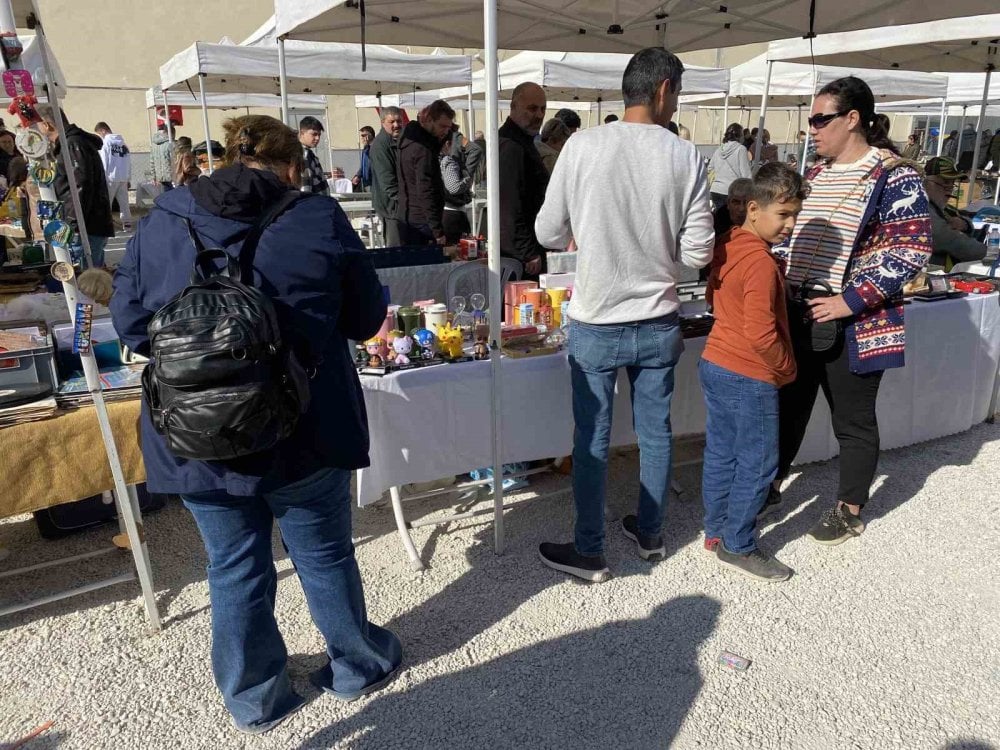 Eskişehir’de kurulan antika pazarı meraklılarını buluşturdu