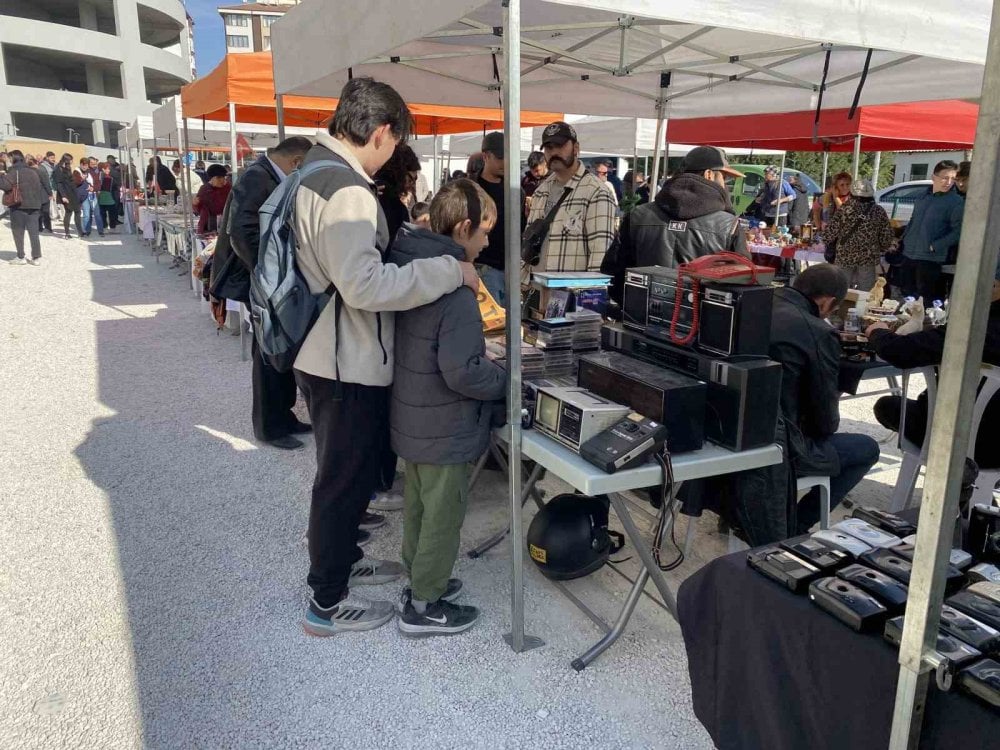 Eskişehir’de kurulan antika pazarı meraklılarını buluşturdu