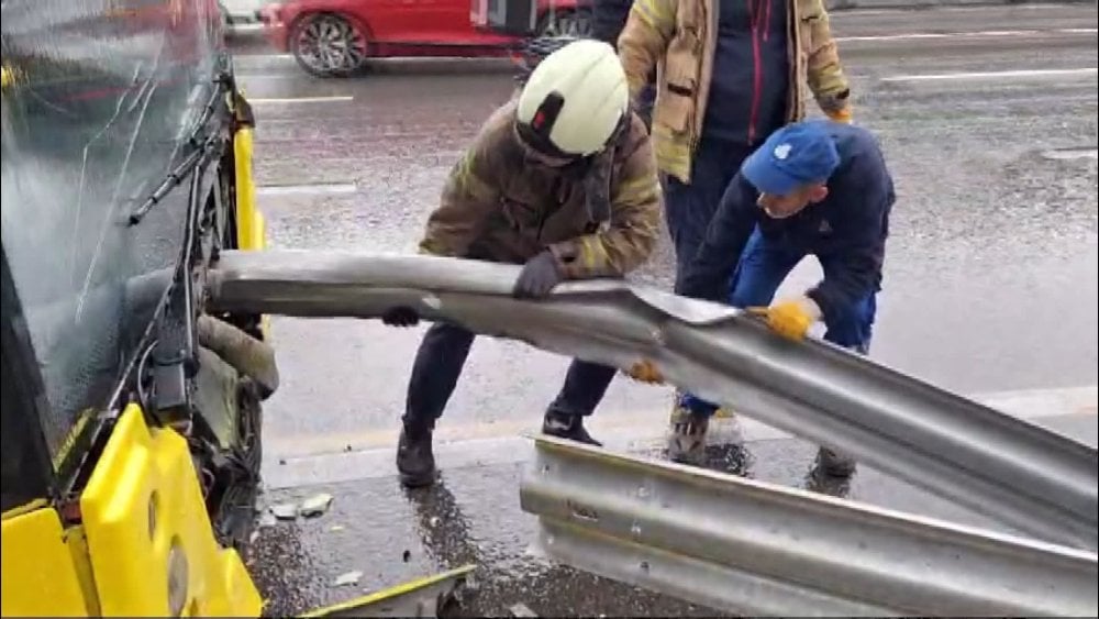 Kadıköy'de faciadan dönüldü! İETT otobüsü bariyere ok gibi saplandı