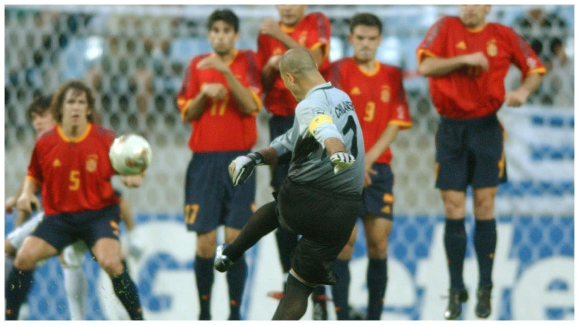 paraguayan-goalkeeper-jose-luis-chilavert-against-spain-football-team-6uz8ii8aveth0hjk.jpg