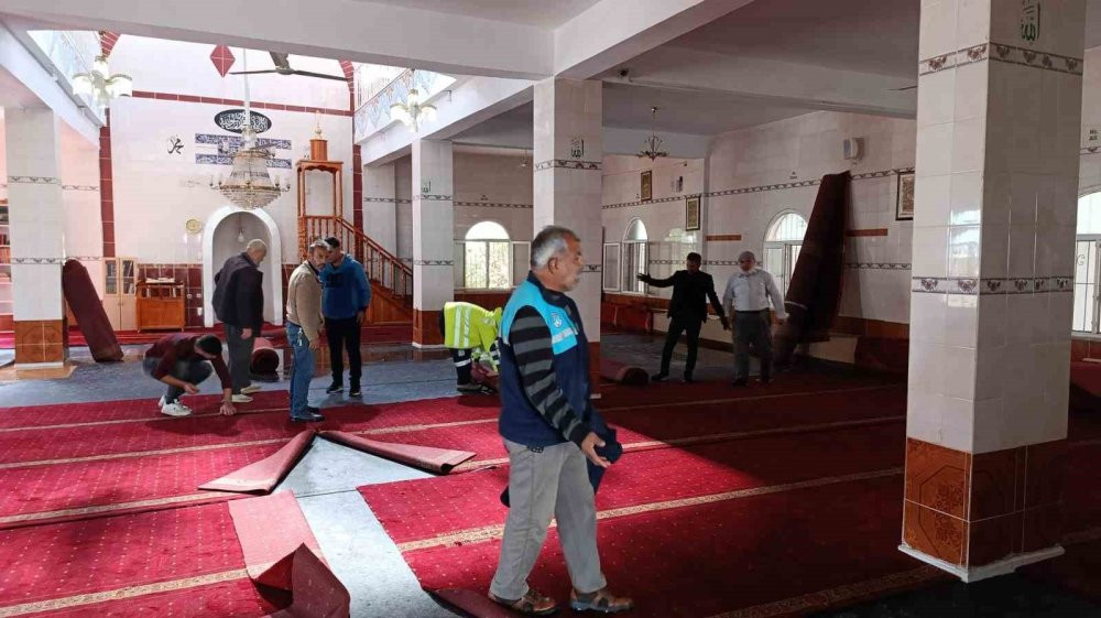 Hortum çekip camiyi su altında bıraktılar