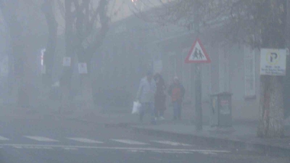 Göz güzü görmüyor yoğun sis Kars’ı esir aldı: Mesafe 3 metreye düştü