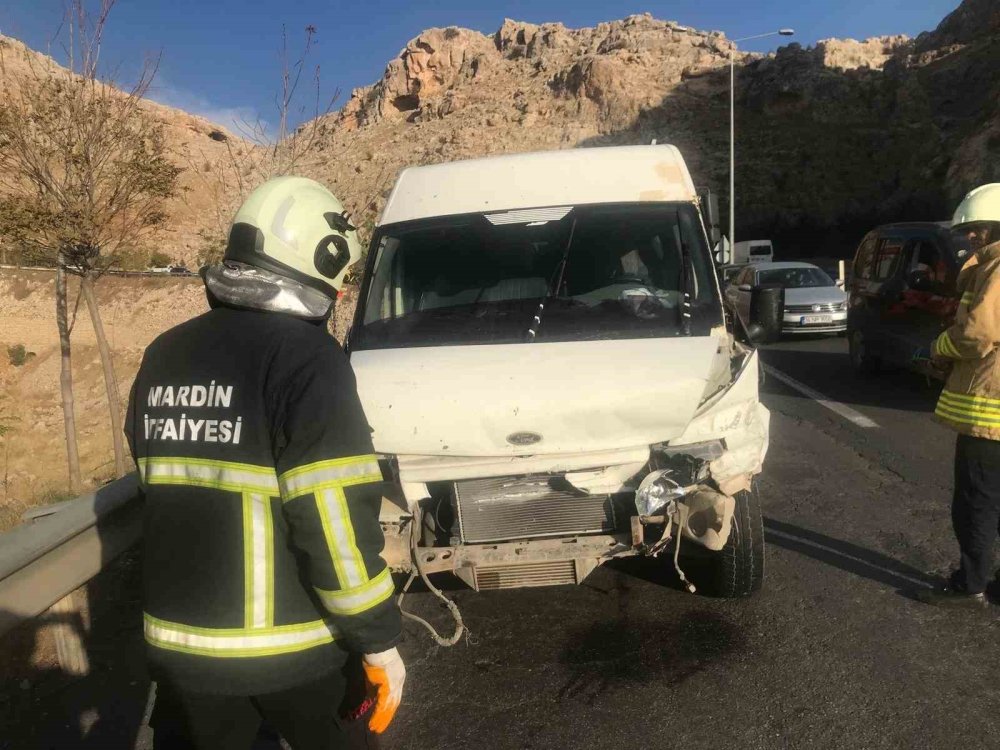 Mardin’de bariyerlere çarpan minibüsün sürücüsü yaralandı