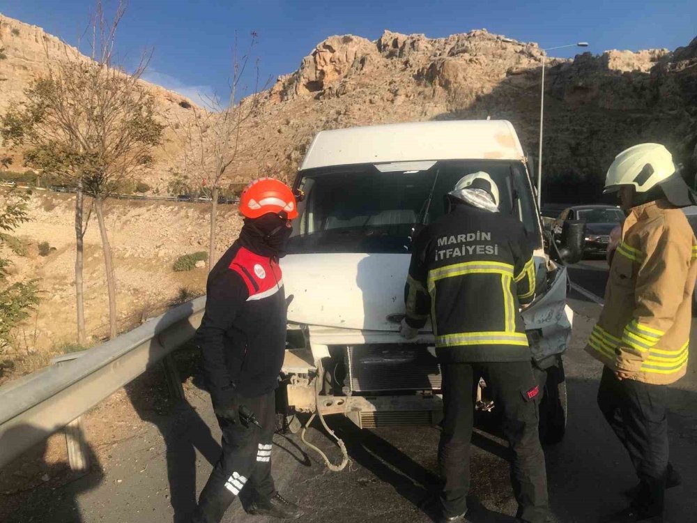 Mardin’de bariyerlere çarpan minibüsün sürücüsü yaralandı