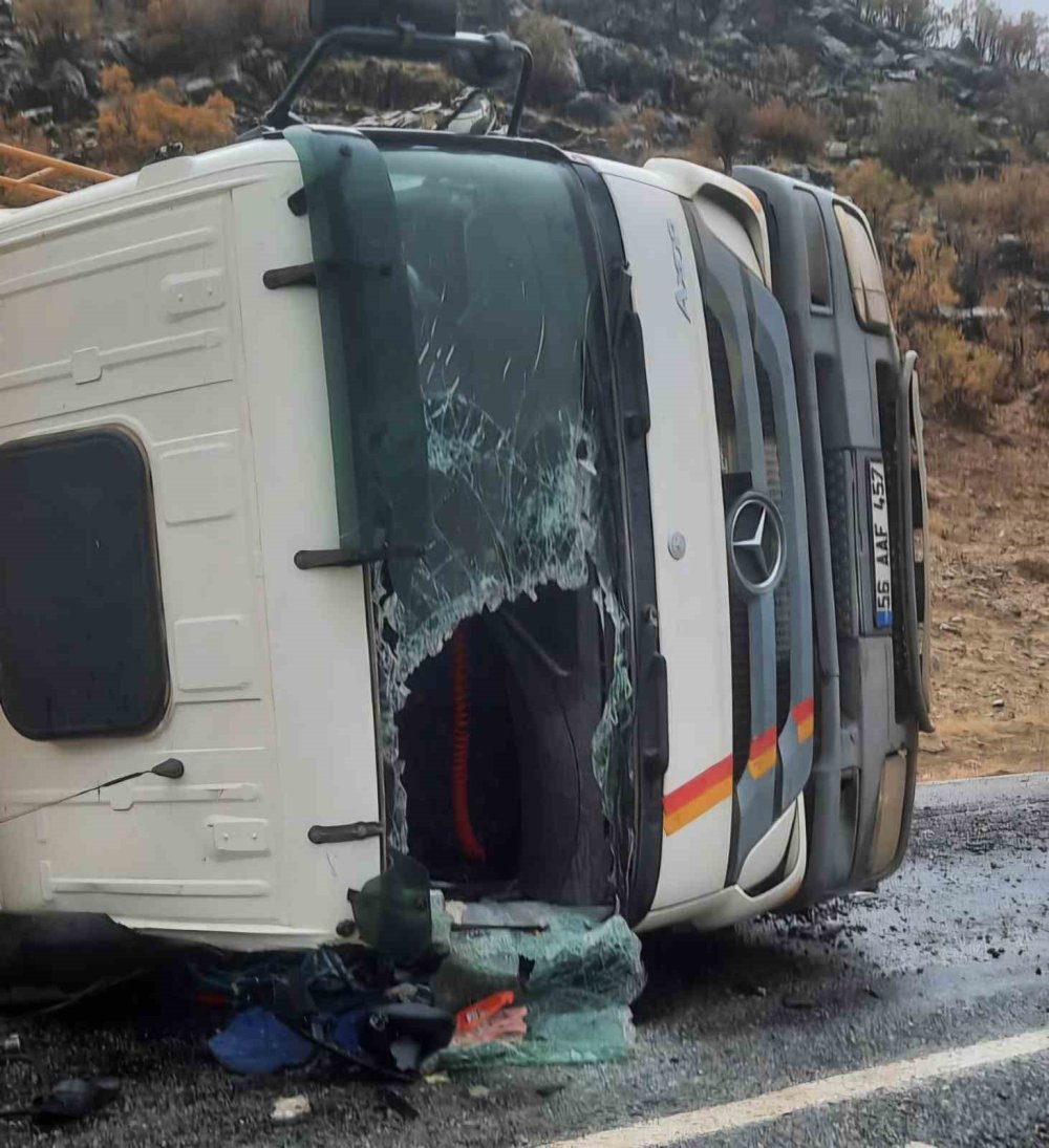 Siirt’te virajı alamayan TIR devrildi