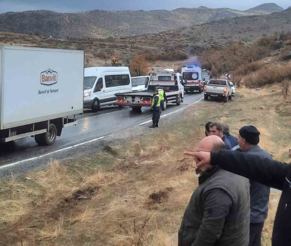 Siirt’te virajı alamayan TIR devrildi